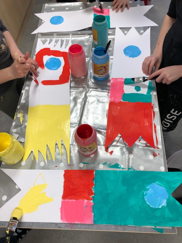 Barn målar färgglada flaggor