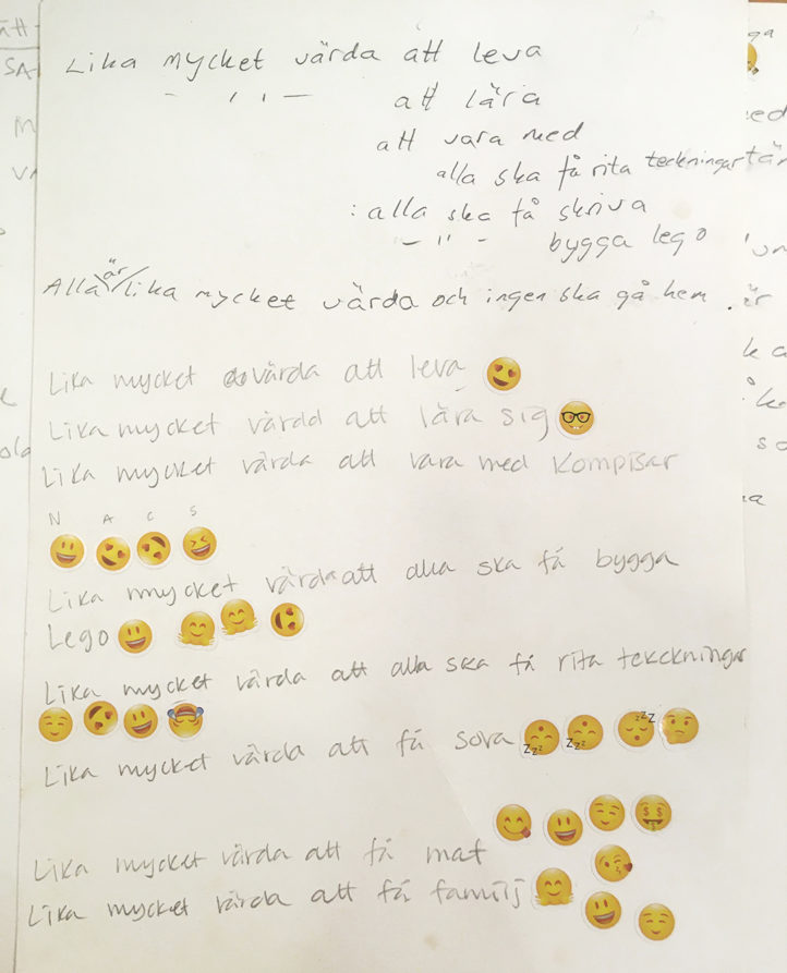 skrivet tal på papper med emoji klistermärken