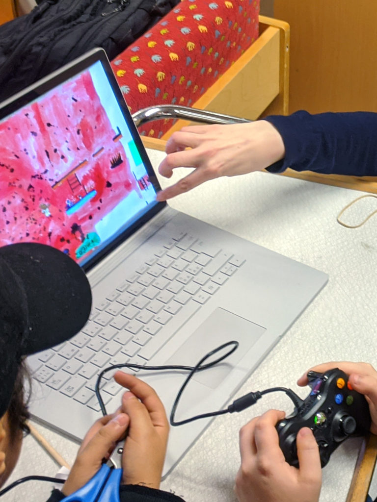 Elever testar en digital prototyp av spelet
